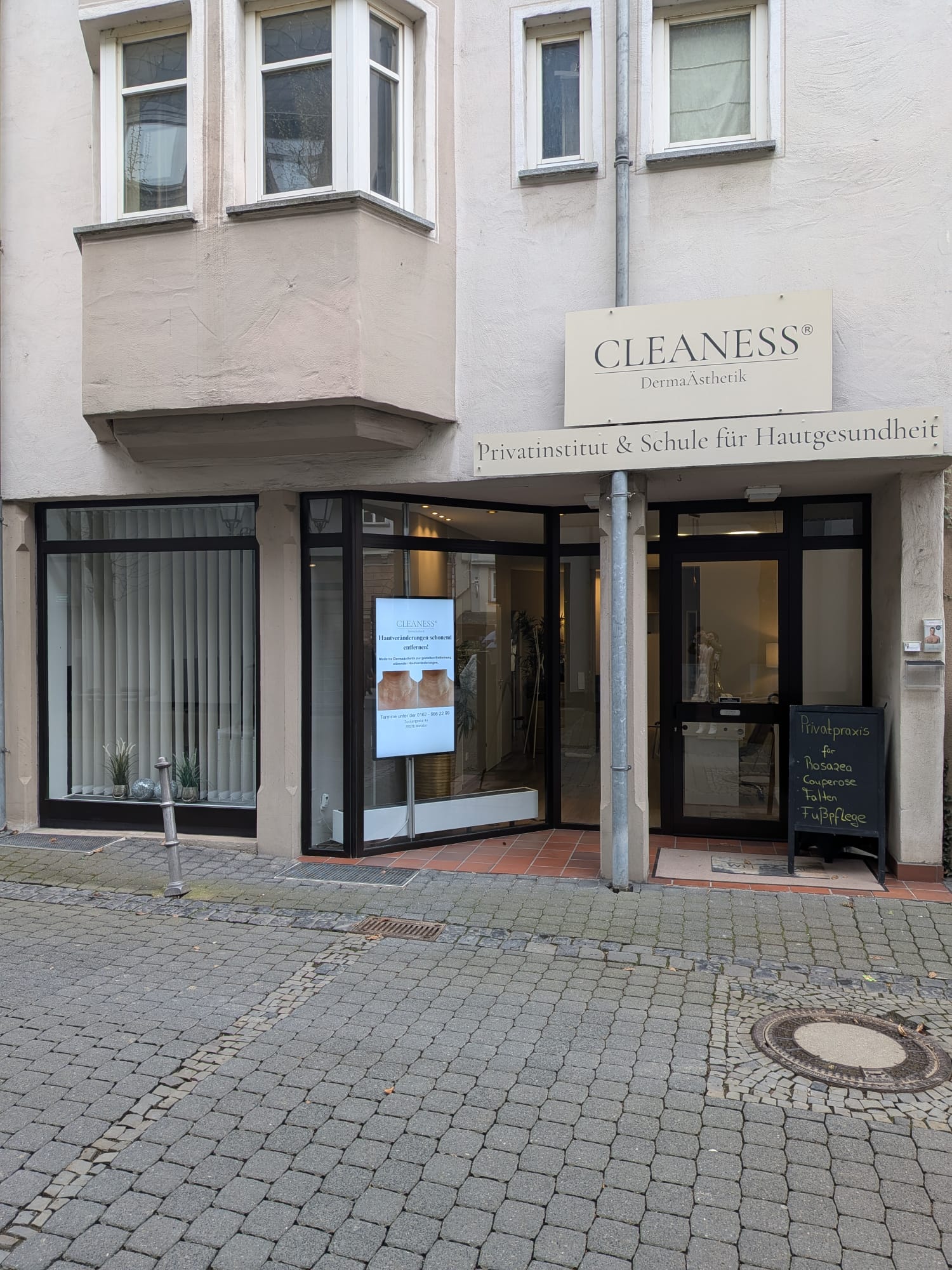Behandlungsplatz mit Tageslicht und moderner Ausstattung